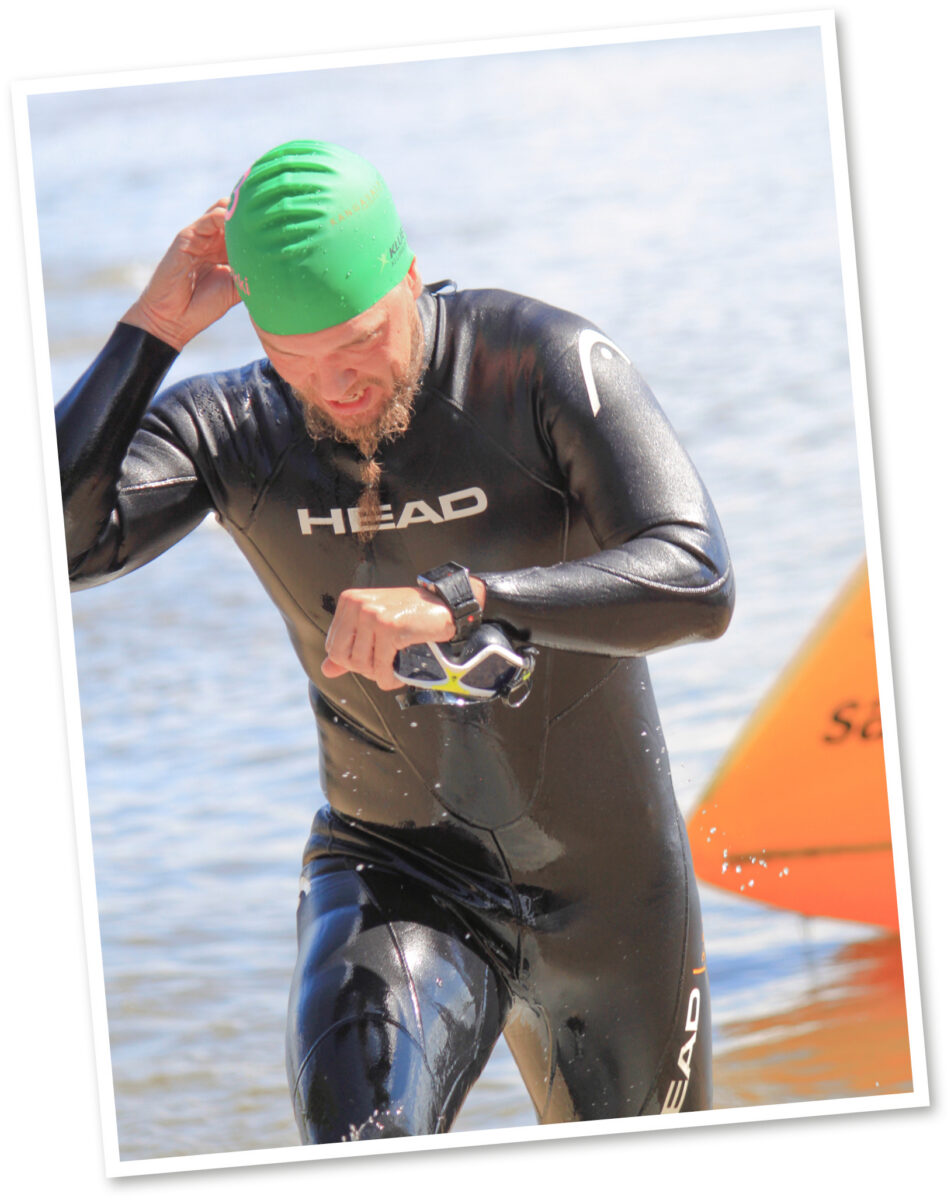Perttu Mukkala  siirtyi uinnin j&auml;lkeen vaihtoalueelle vuonna 2017 Kangasala triathlonin perusmatkalla.
