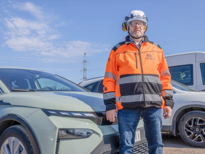 Tehtaan rakentaminen etenee vauhdilla, mikä tekee Risto Kohvakan työpäivistä kiireisiä.