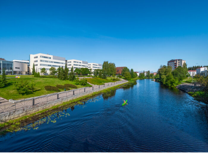 Seinäjoen ammattikorkeakoulun kampus on Seinäjoen rannalla.