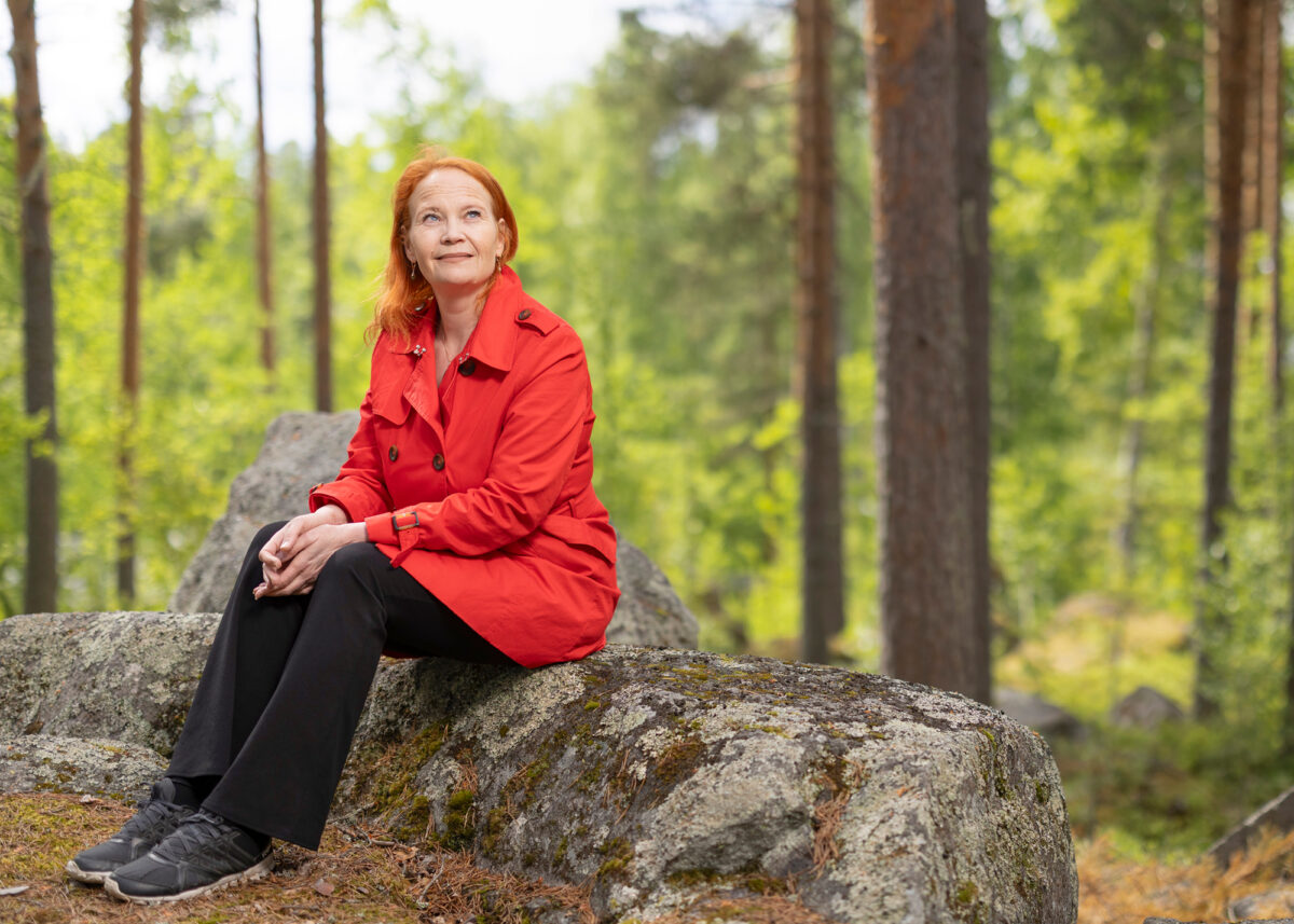 Tuija S&auml;rkivuori nauttii luonnon rauhasta.