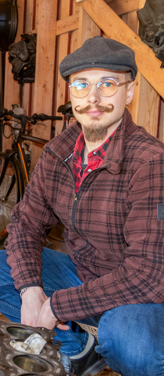 Aleksi Rantanen korjaa autotallissa itse oman autonsa.