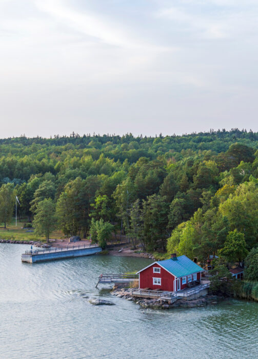 Mökillä tehtävä etätyö haastaa, mutta myös rikastaa työelämää.