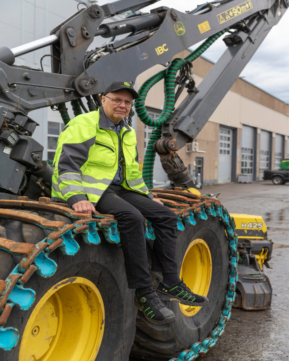 Kalevi Koski matkustaa maailmalla harvesterien per&auml;ss&auml; ja ker&auml;&auml; k&auml;ytt&auml;jien kokemuksia.