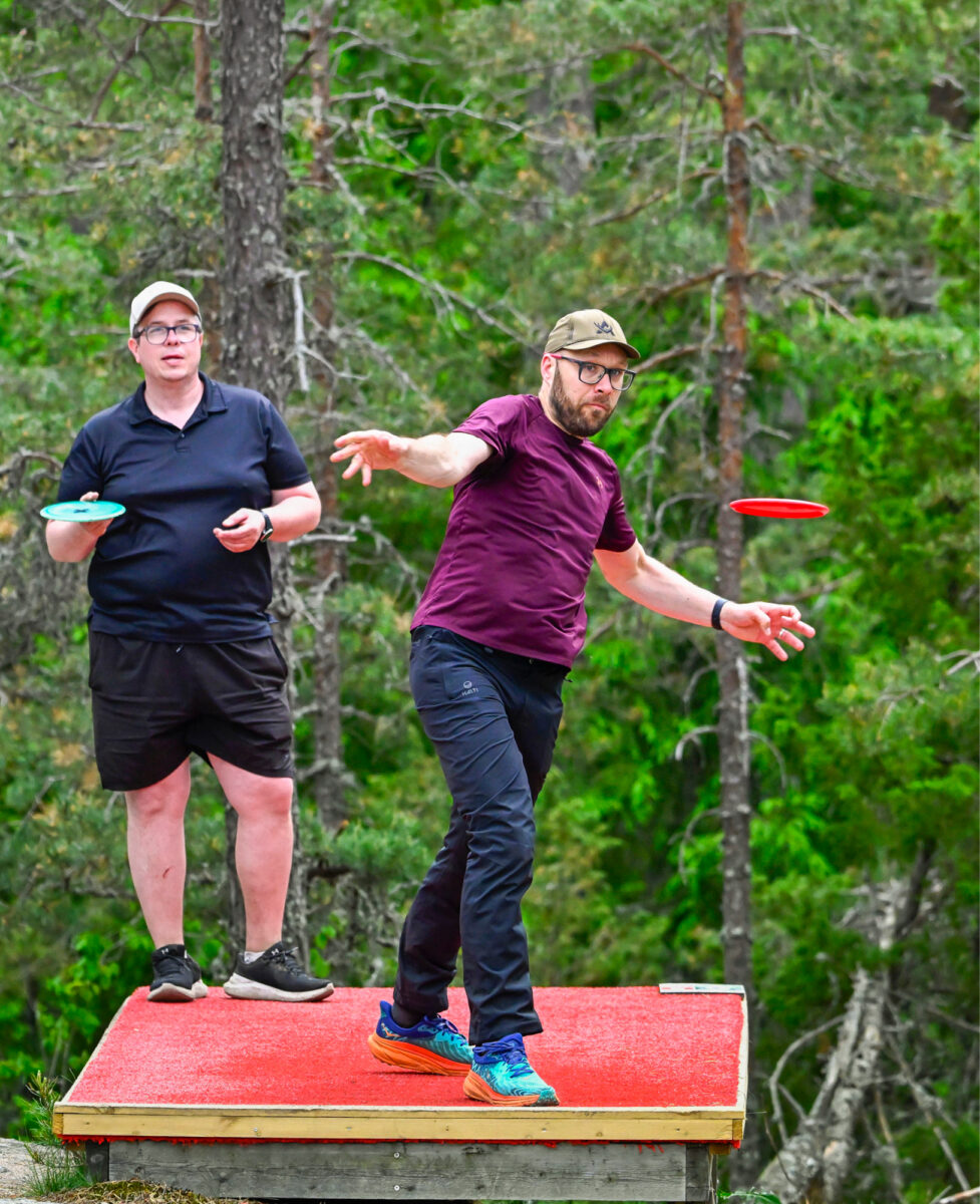 Frisbeegolf on vienyt Miika Bergin ja Tapani Koiviston mukanaan.