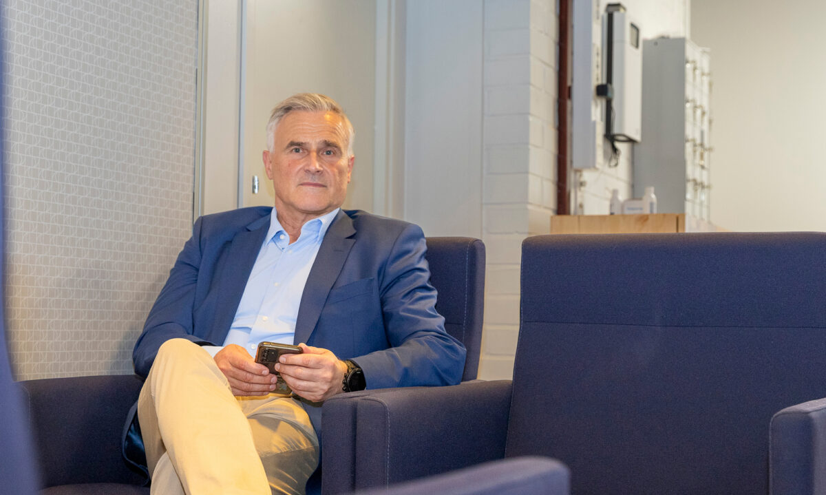 Jaakko Perhovaara k&auml;y ty&ouml;matkallaan vanhalla upseerikerholla Kainuun prikaatin kupeessa.