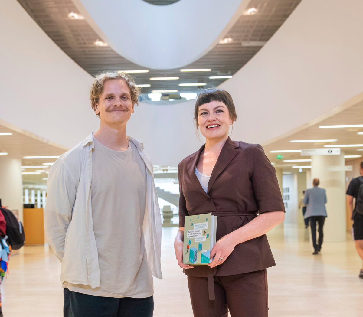 Pasi Raatikainen ja  Maria M&auml;kel&auml; tutkivat tietoj&auml;rjestelm&auml;- hankkeita.