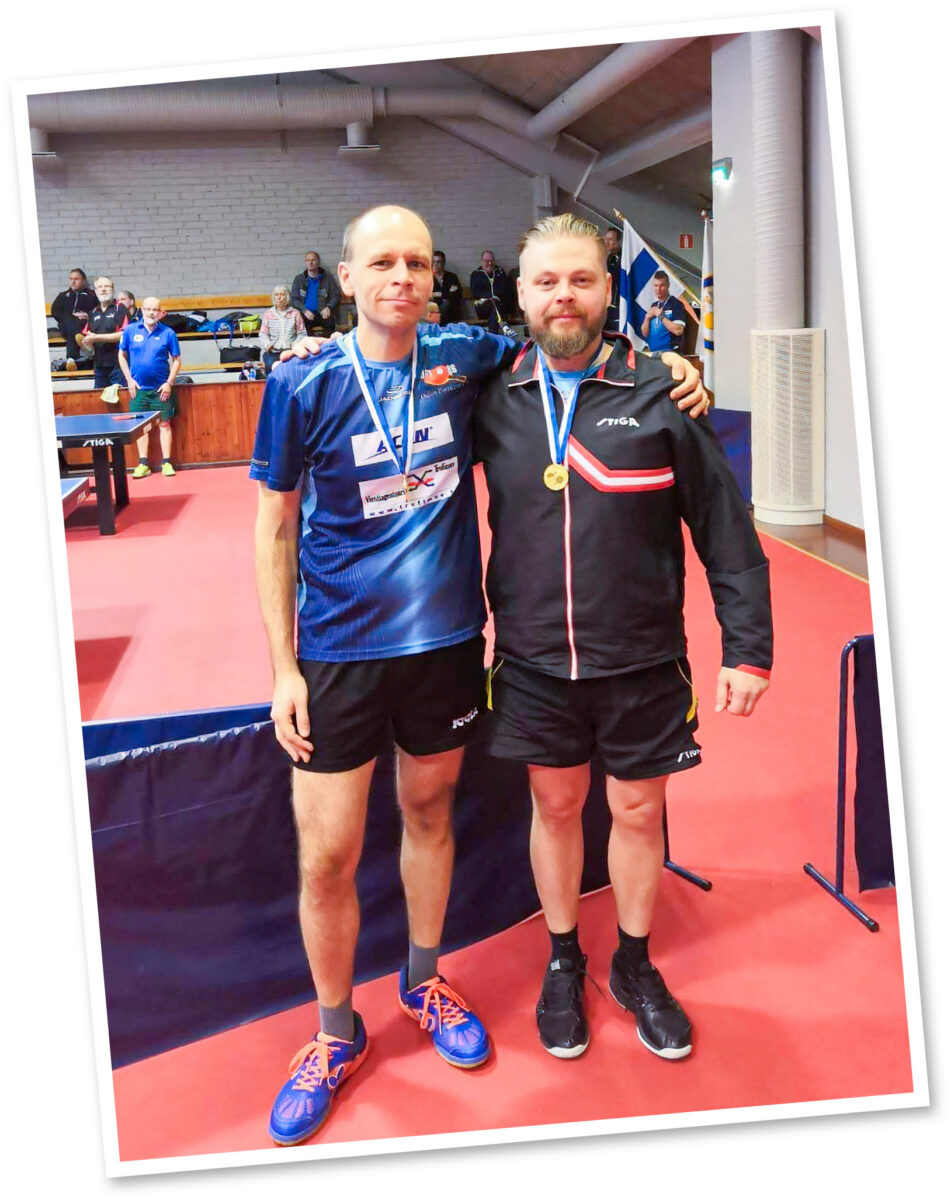 Suomen mestarit vuonna 2019 olivat 40-vuotiaiden sarjassa Teemu Oinas (vas.) ja 50-vuotiaiden sarjassa Mika Sorvisto.